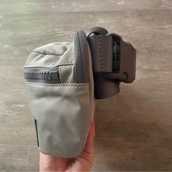 NWT Lululemon All Day Essentials Belt Bag 2.5L in Silver Drop/Asphalt Grey - Picture 6 of 13